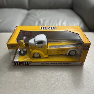 Jada M&M’s Yellow & 1947 Ford Coe Flatbed 1:24 Die Cast